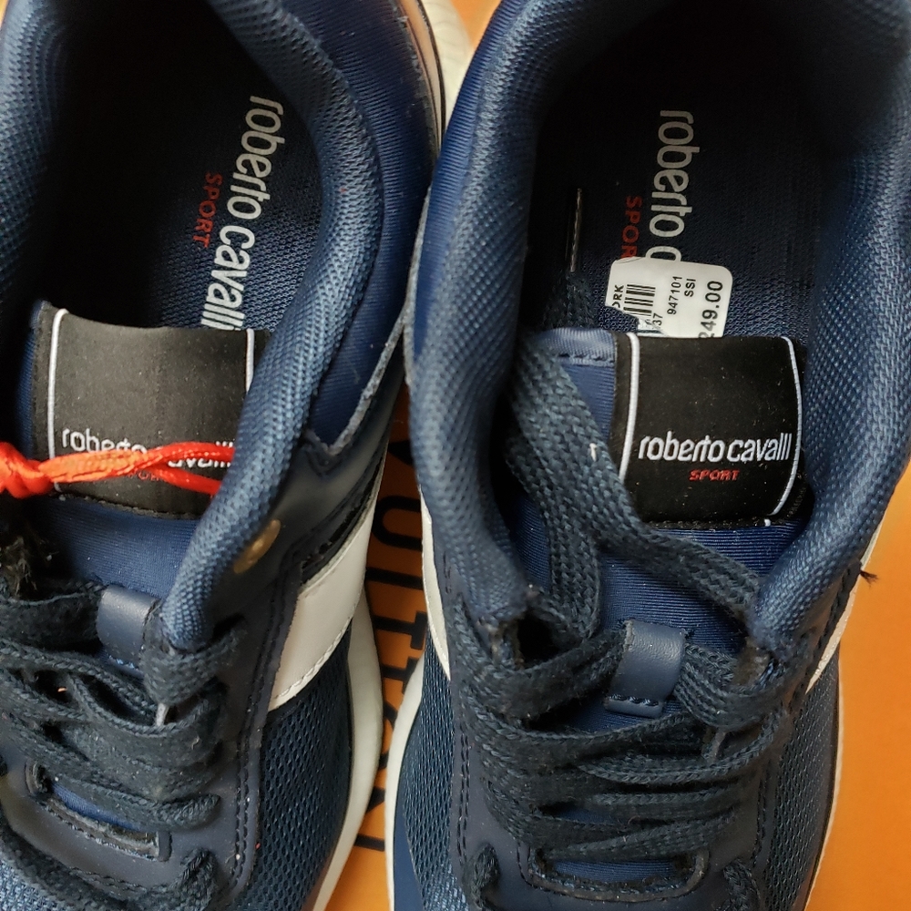 Sneakers - Picture 3 of 7